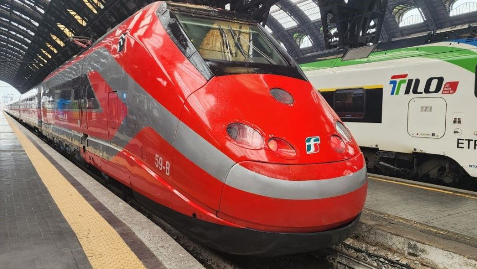 A Frecciarossa 500 train has arrived in Milano Centrale