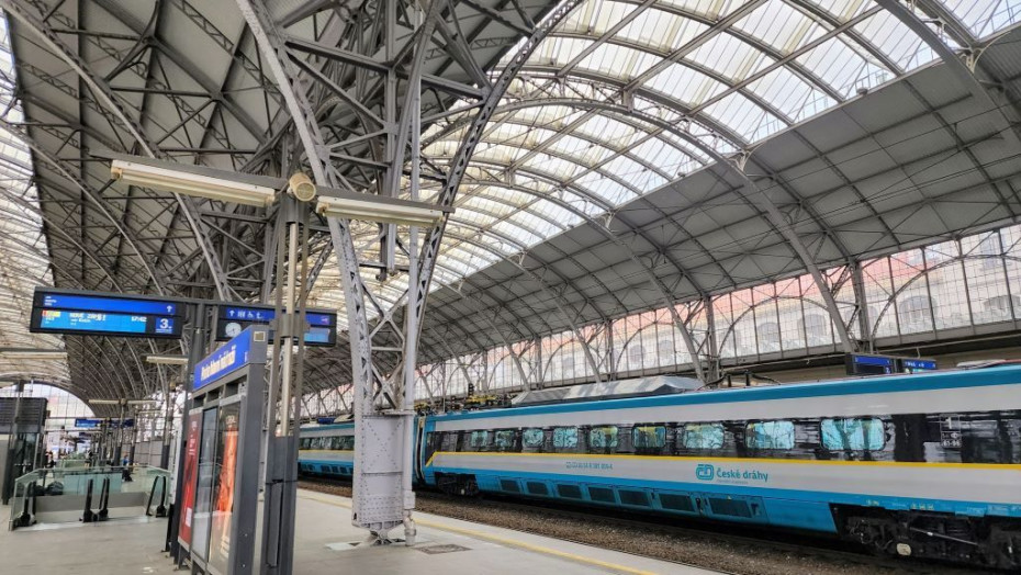 A Super City train has arrived at Praha hl,n