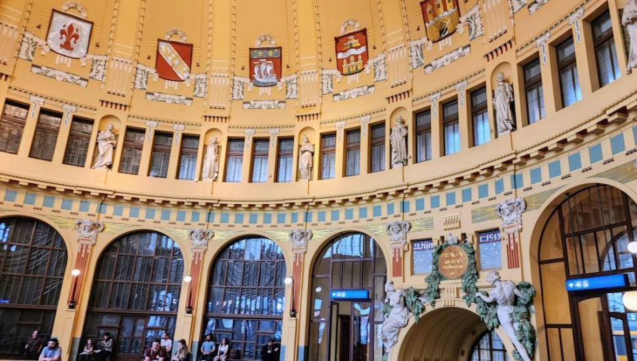 The older main entrance hall at Praha hl.n