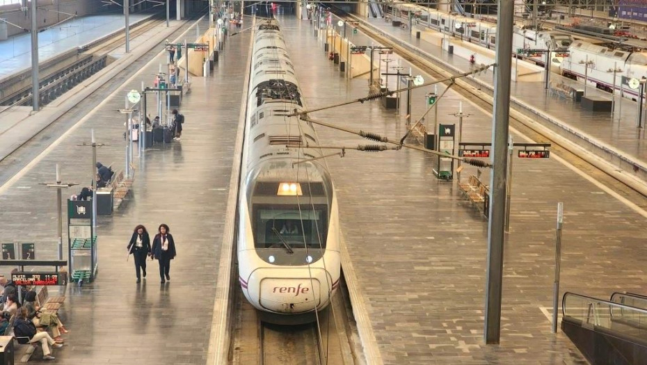 An Alvila train arrives at Zargoza-Delicias