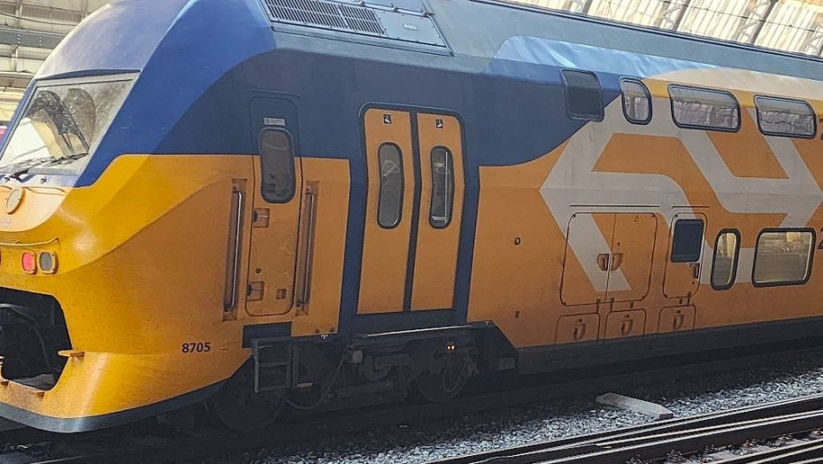 The NS logo on an IC train