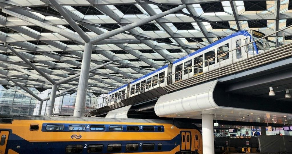 Train and bus connection at Den Haag Centraal