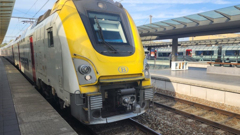 A Belgian IC train in Brugge with double-deck coaches