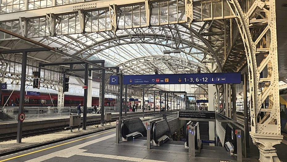 An escalator down from a platform at Salzburg Hbf
