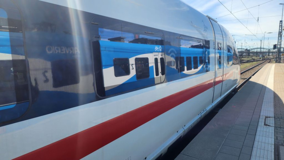 An ICE train from Frankfurt (Main) has arrived in Munich