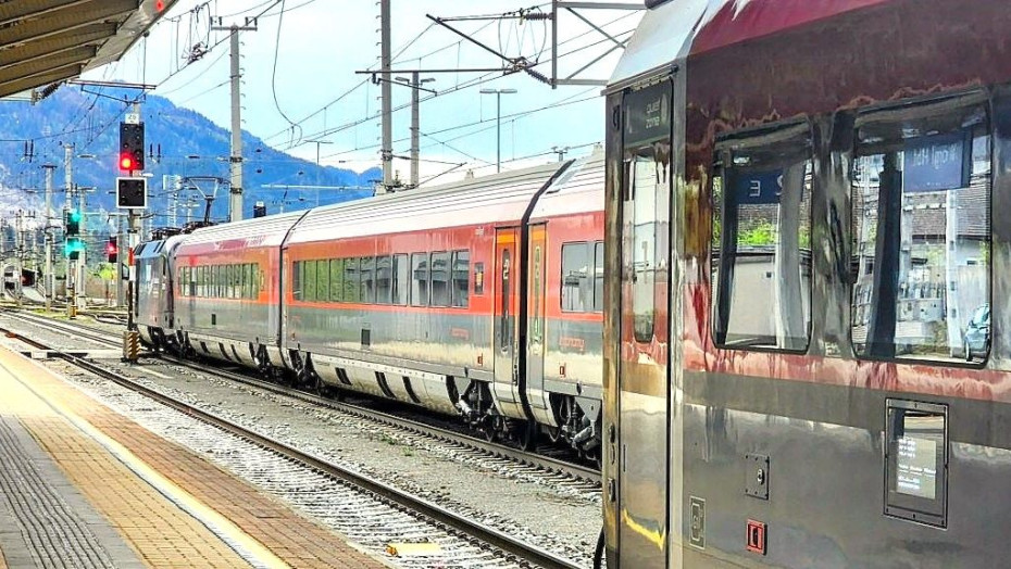 A Railjet train on the Vienna to Innsbruck route