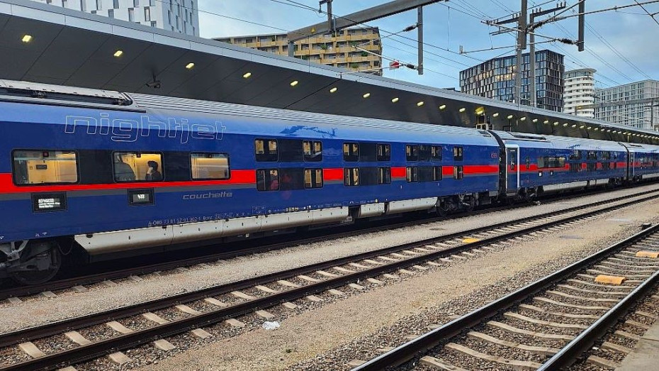 A Nightjet New Generation train awaits departure from Wien Hbf