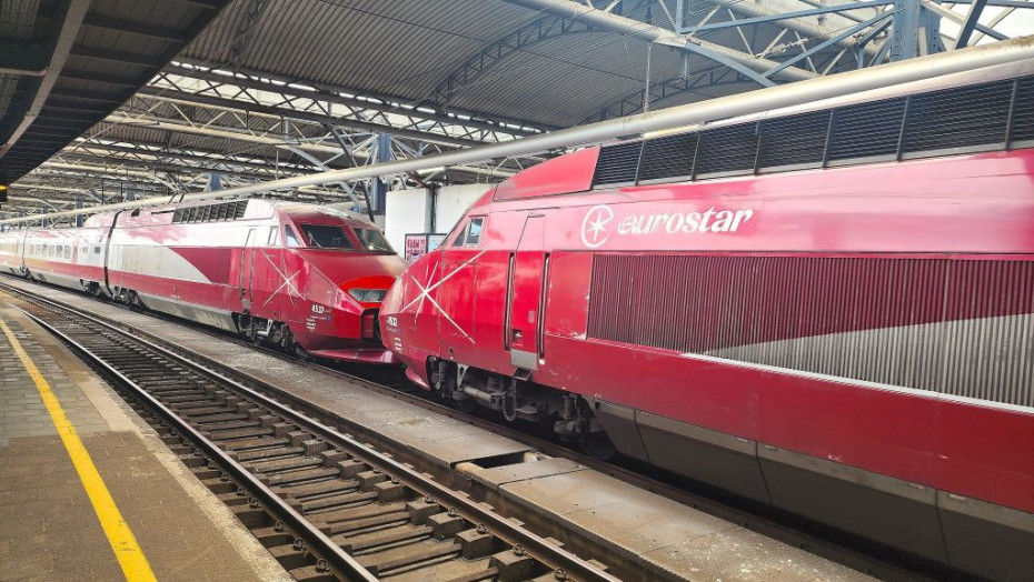 A Eurostar train from Paris arrives Bruxelles