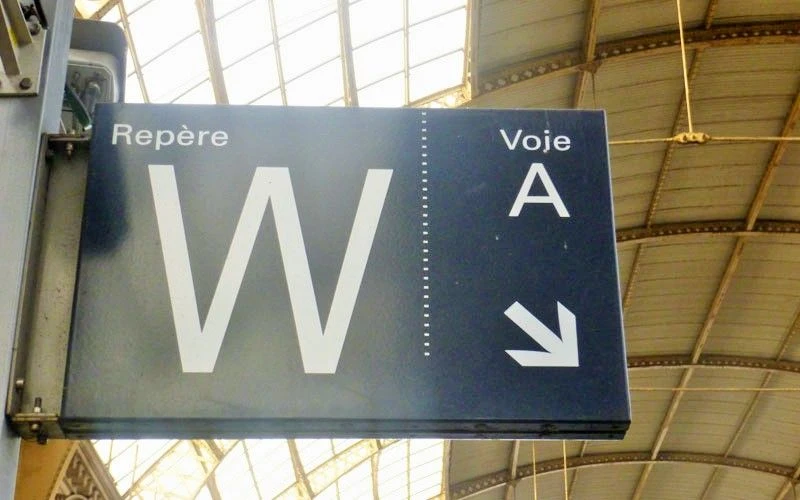 The zone signage at a station in France