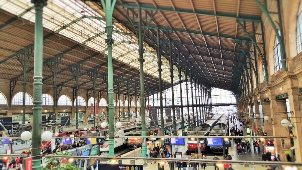 How to travel to and from Paris by train
