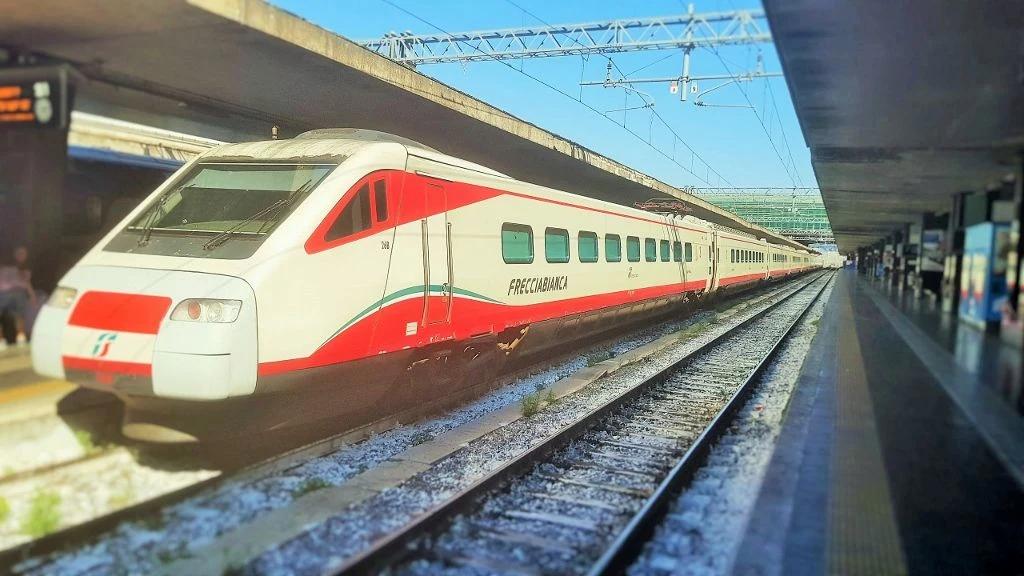 A tilting Frecciabianca train