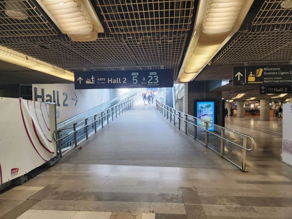 Heading up to Hall 2 from Hall 3 at the Gare de Lyon