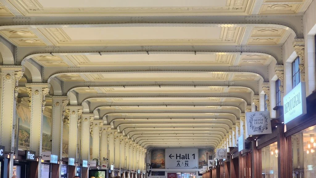 Making the transfer between Halls 1 and 2 in the Gare De Lyon