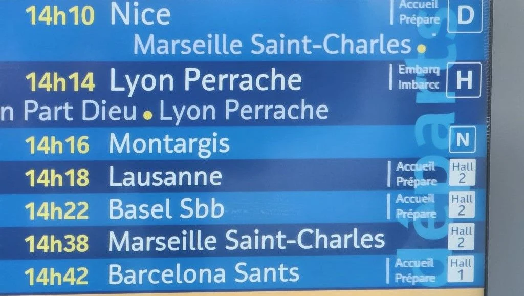 A departure summary screen at the Gare De Lyon