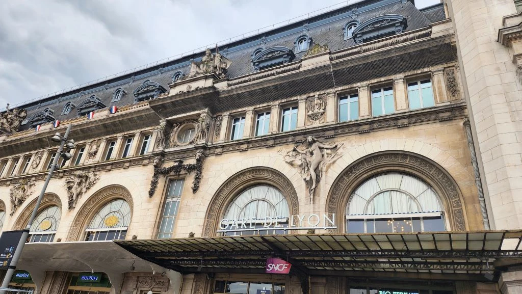 How to use Paris Gare de Lyon/Paris Lyon rail station | ShowMeTheJourney