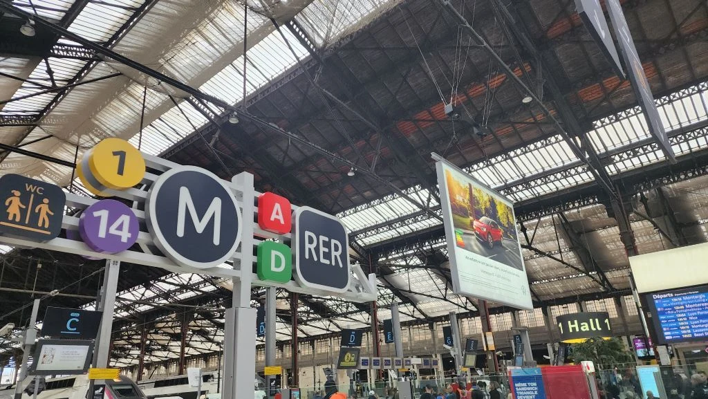 The access to the Metro and RER on the Hall 1 concourse at Gare De Lyon