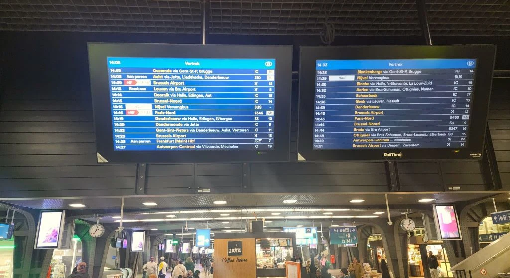 Departure summary screens at Bruxelles Midi
