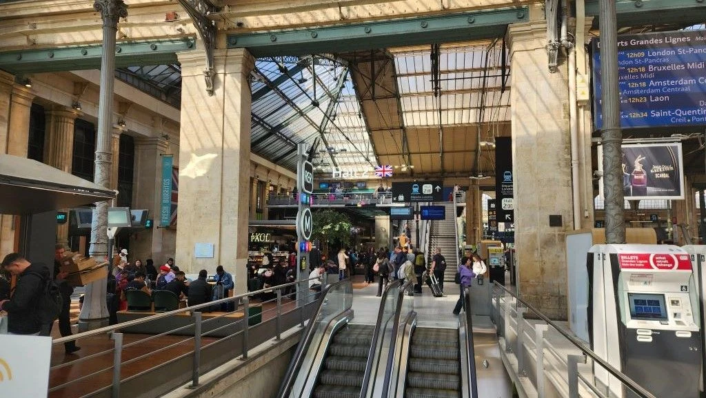 The alternative access to the Metro in the middle of the concourse